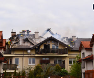 Pożar domu w Mysiadle. Strażacy musieli rozebrać dach 