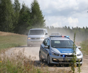 Policja eskortuje ciało Piotra Woźniaka - Staraka