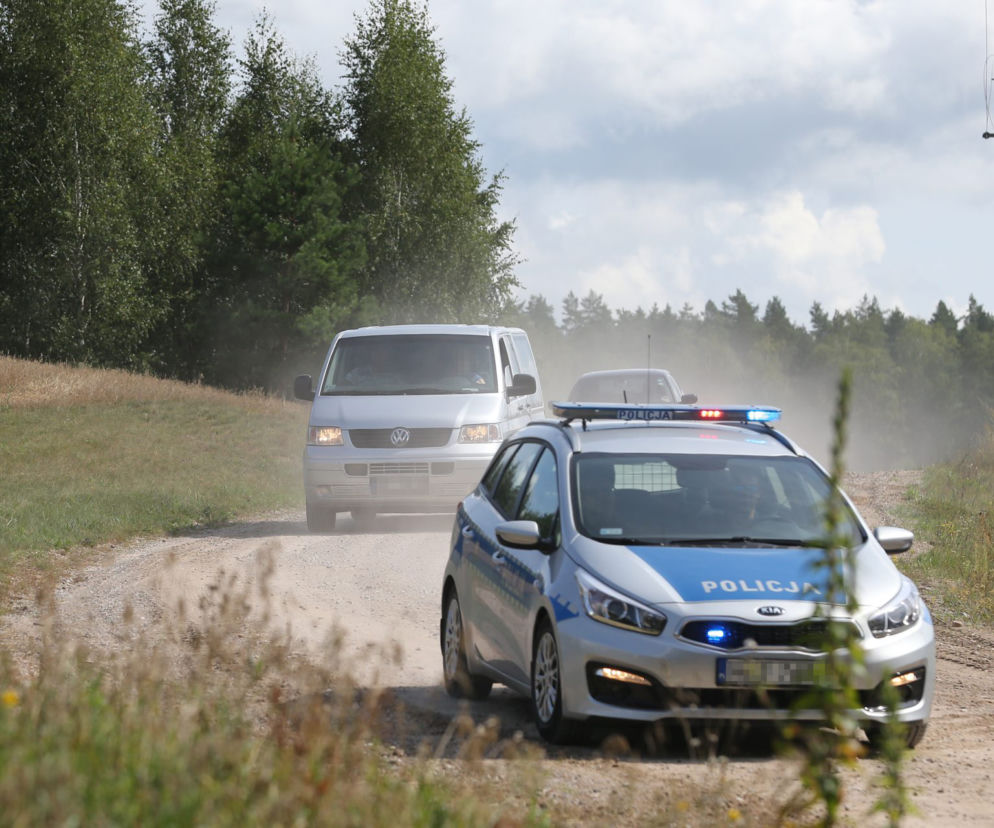 Policja eskortuje ciało Piotra Woźniaka - Staraka