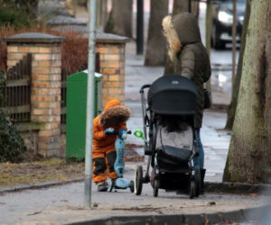 Syn Marty Kaczyńskiej śmiało hula na hulajnodze 