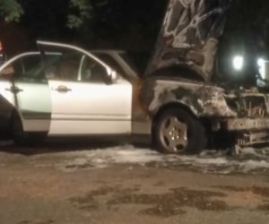 Pożar samochodu na ul. Kasztanowej w Bydgoszczy [ZDJĘCIA]