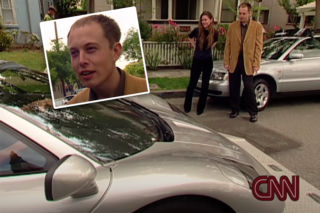 Założył Teslę, planuje wyprowadzkę na Marsa. Tak Elon Musk odbierał swój pierwszy supersamochód 22 lata temu - WIDEO