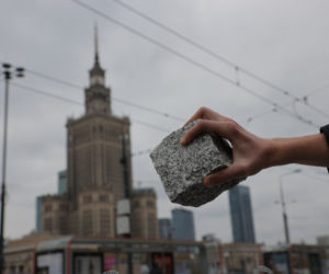 Wielkie wory kostki brukowej w centrum. „Darmowa amunicja dla narodowców”