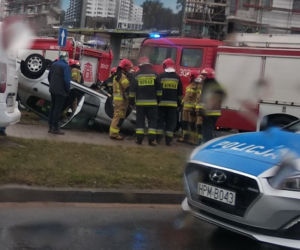 Białystok. Dachowanie samochodu osobowego na ul. Antoniukowskiej
