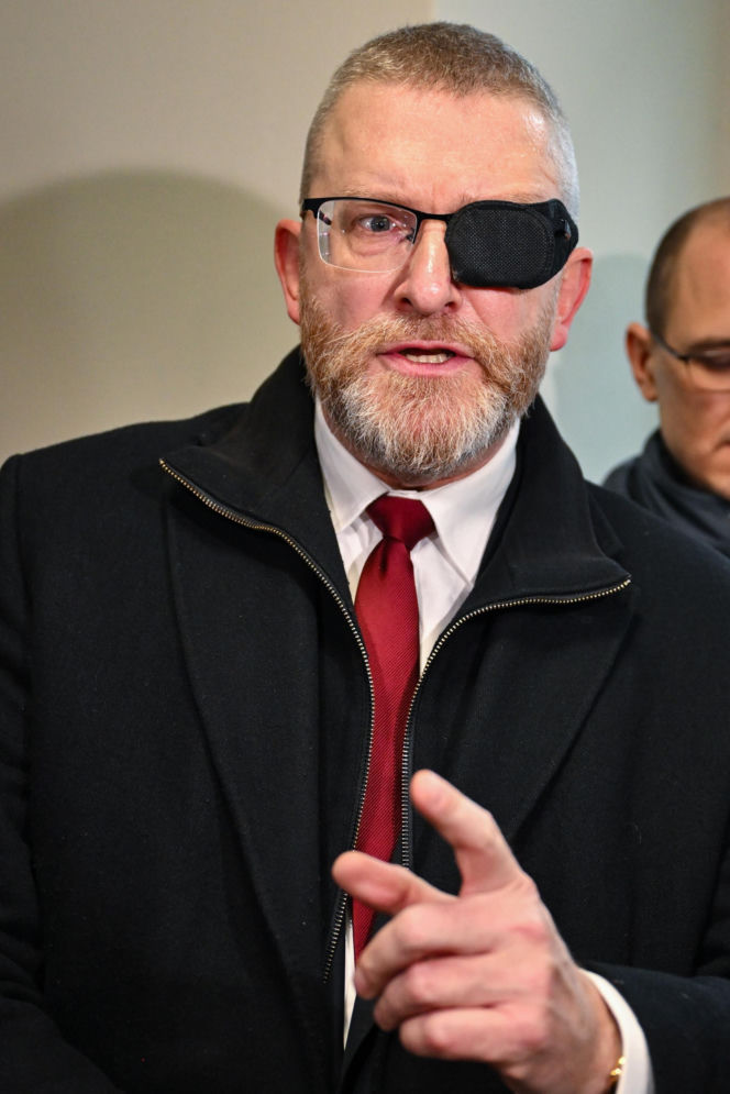 Grzegorz Braun pojawił się w prokuraturze. Nie otrzymał żadnych zarzutów