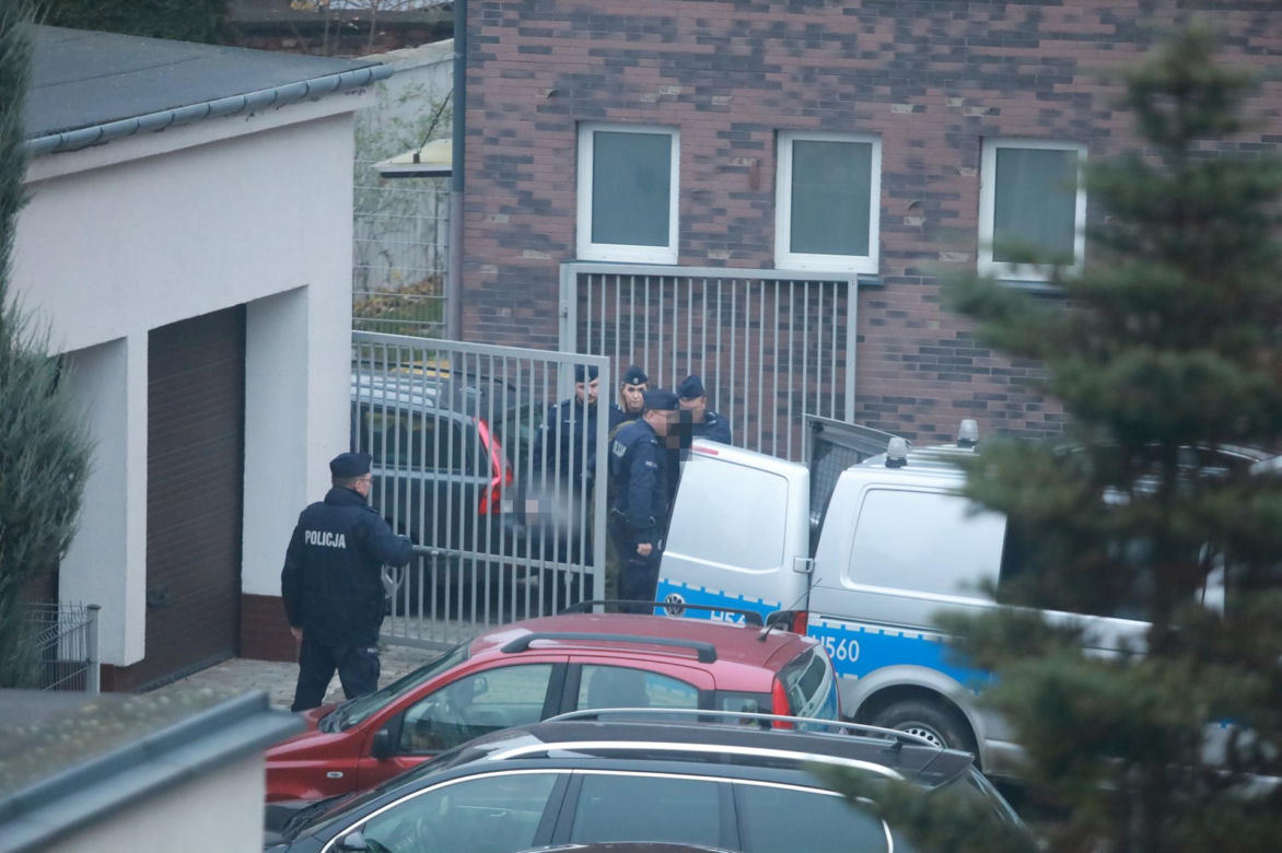Brutalne morderstwo w Mławie. Odciął swojej siostrze głowę dwoma nożami. Jej ciało znalazły malutkie dzieci