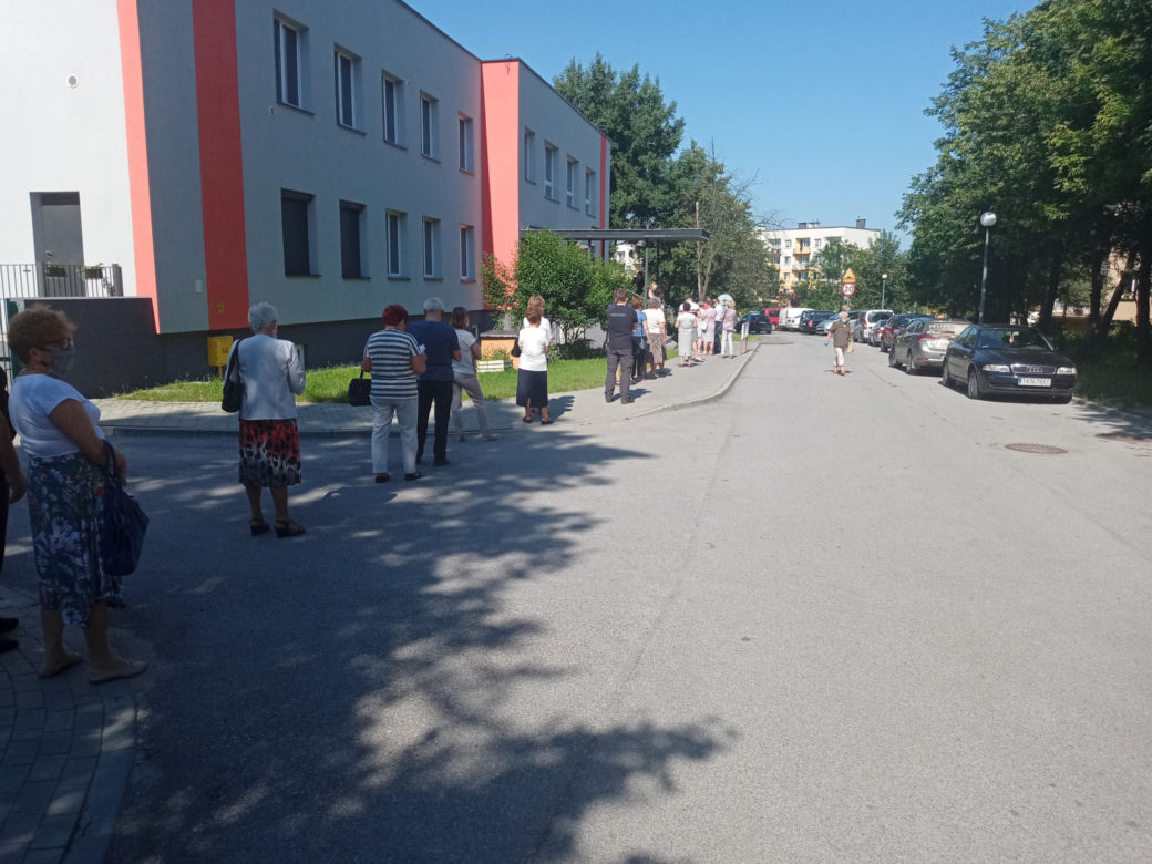 Kolejka do lokalu wyborczego w Kielcach