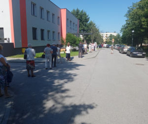 Kolejka do lokalu wyborczego w Kielcach