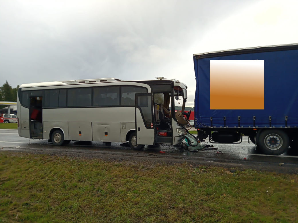 Wypadek szkolnego autokaru z ciężarówką w pow. chełmskim