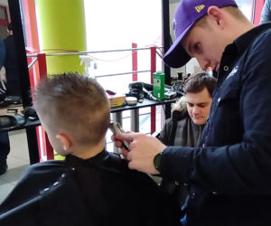 Barberzy odwiedzili chorzowski szpital i zafundowali sylwestrowe fryzury małym pacjentom 