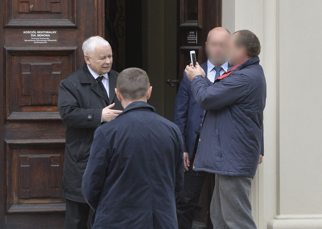 Zaczepili Kaczyńskiego  pod kościołem! Szok, czego od niego chcieli!