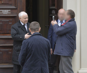 Zaczepili Kaczyńskiego  pod kościołem! Szok, czego od niego chcieli!