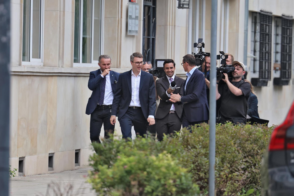 Zamiast na Nowogrodzkiej, Morawiecki i jego stronnicy spotkali się przy Konopnickiej. Były cukierki dla dziennikarzy
