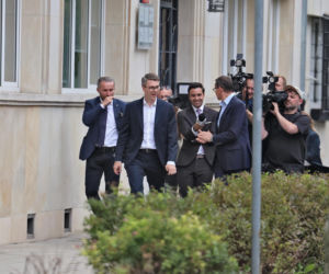 Zamiast na Nowogrodzkiej, Morawiecki i jego stronnicy spotkali się przy Konopnickiej. Były cukierki dla dziennikarzy