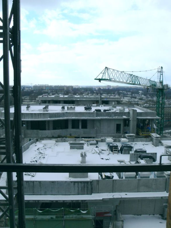 Widok z 15. piętra (najwyższego) kompleksu na pozostałe budynki Wola Tower.