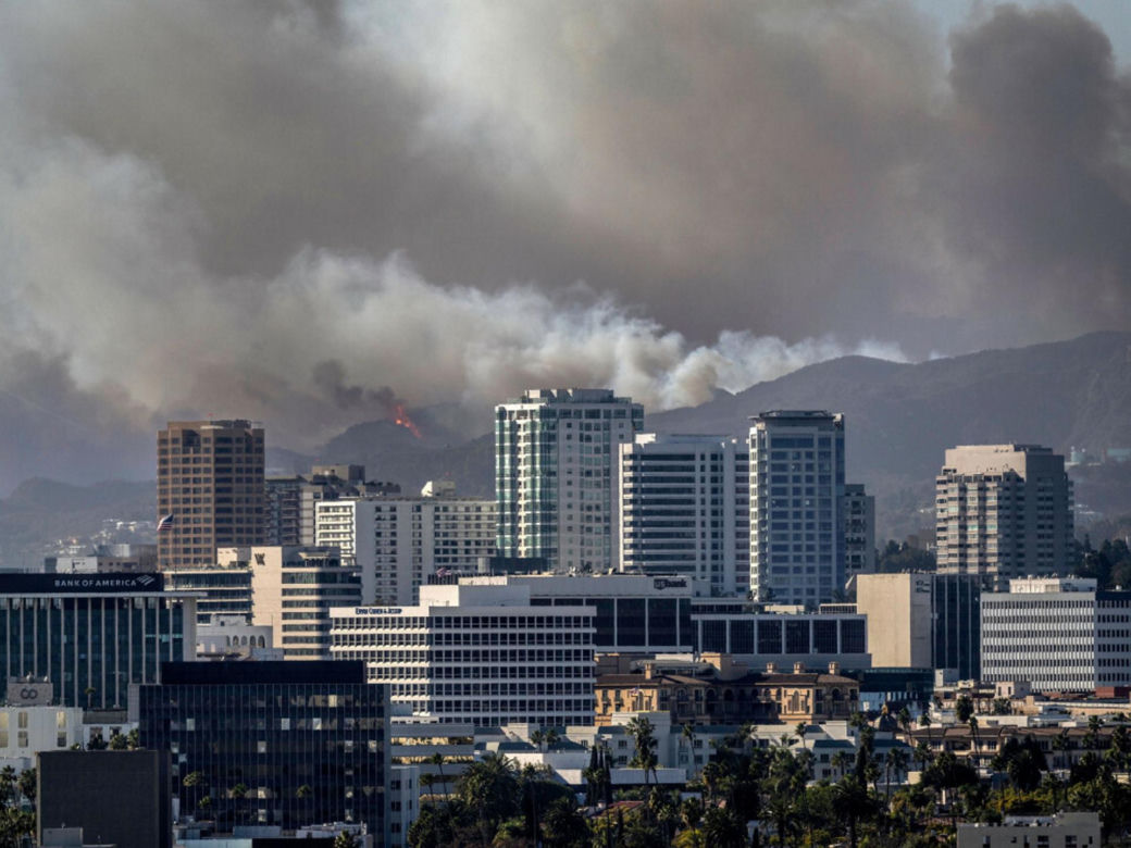 Dzielnica gwiazd płonie! Ogień trawi Los Angeles, ludzie uciekają. "Opuśćcie domy teraz!"