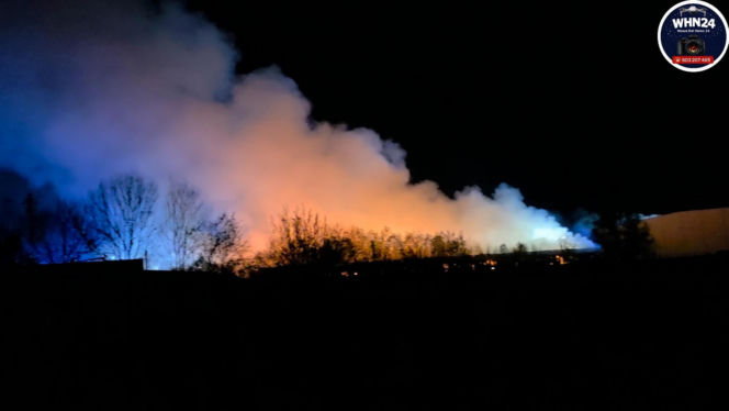 Gigantyczny pożar hal produkcyjnych w Bramkach. W akcji setki strażaków