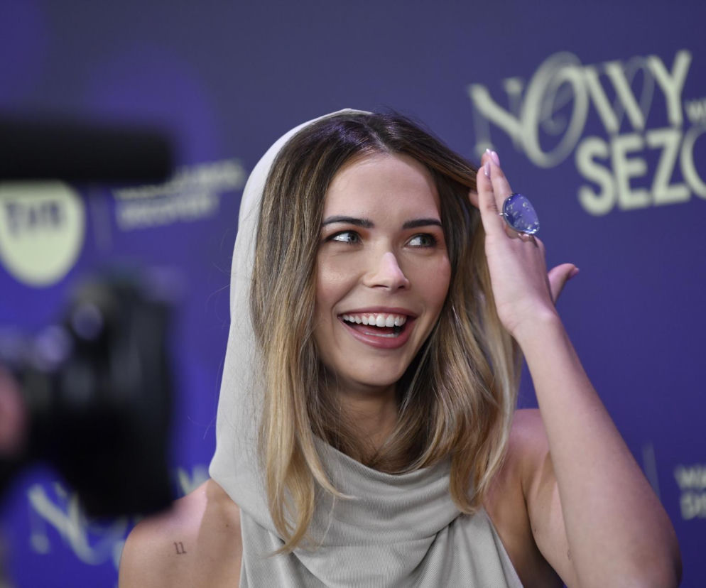 Sandra Kubicka poprawia włosy ręką. O zapowiedzianej przez nią operacji plastycznej przeczytasz na SE.