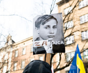  Kraków solidarny z Ukrainą. Setki osób przyszło na manifestację [ZDJĘCIA]