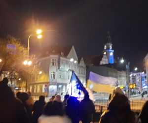 Olsztyn. Demonstracja przeciwko wojnie na Ukrainie. Ludzie nieśli znicze i flagi [ZDJĘCIA]