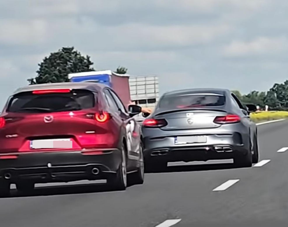Kierowca mercedesa terroryzuje innych kierowców na autostradzie A4