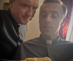 Ranczo 11 sezon. Ksiądz Robert (Bartek Kasprzykowski), ksiądz Maciej (Mateusz Rusin)