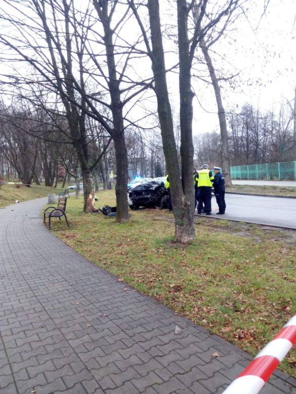 KOSZMARNY wypadek w Krakowie! Młody kierowca zginął na miejscu 