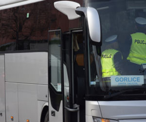 Policjanci kontrolują liczbę pasażerów w autobusach