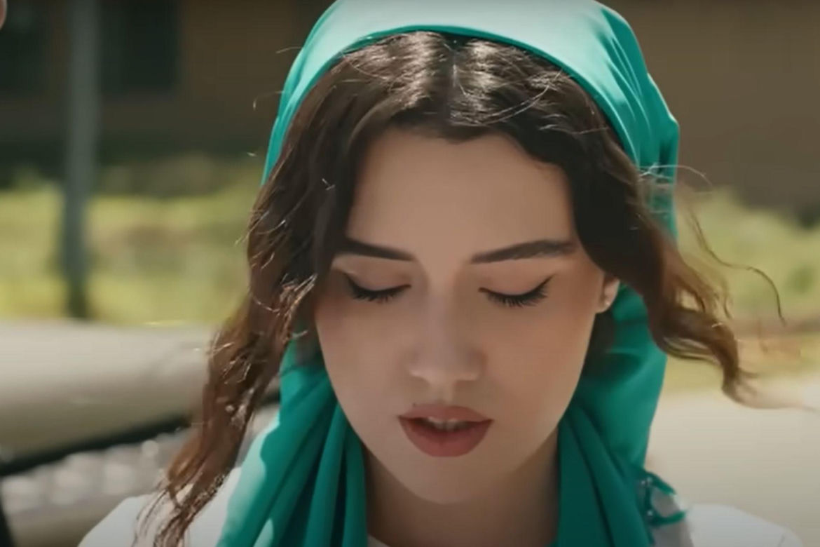 Zeynep nieśmiało spuszcza wzrok 