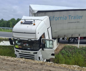 Wypadek na obwodnicy Wąchocka. Ciężarówka zablokowała drogę