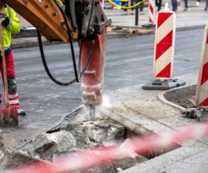 Zielona rewolucja w sercu miasta. Remont ważnej ulicy. Zrywają asfalt, by posadzić zieleń i krzewy