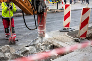 Zielona rewolucja w sercu miasta. Remont ważnej ulicy. Zrywają asfalt, by posadzić zieleń i krzewy