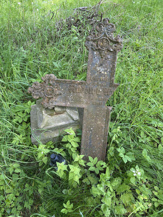 Ta malutka wieś powstała w XIV wieku. Skrywa ruiny gotyckiej świątyni