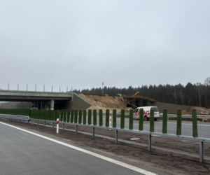 Na autostradzie A2 na wschód od Warszawy prace idą pełną parą, zarówno w dzień, jak i po zmroku