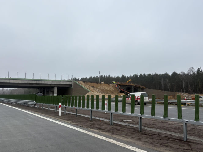 Na autostradzie A2 na wschód od Warszawy prace idą pełną parą, zarówno w dzień, jak i po zmroku