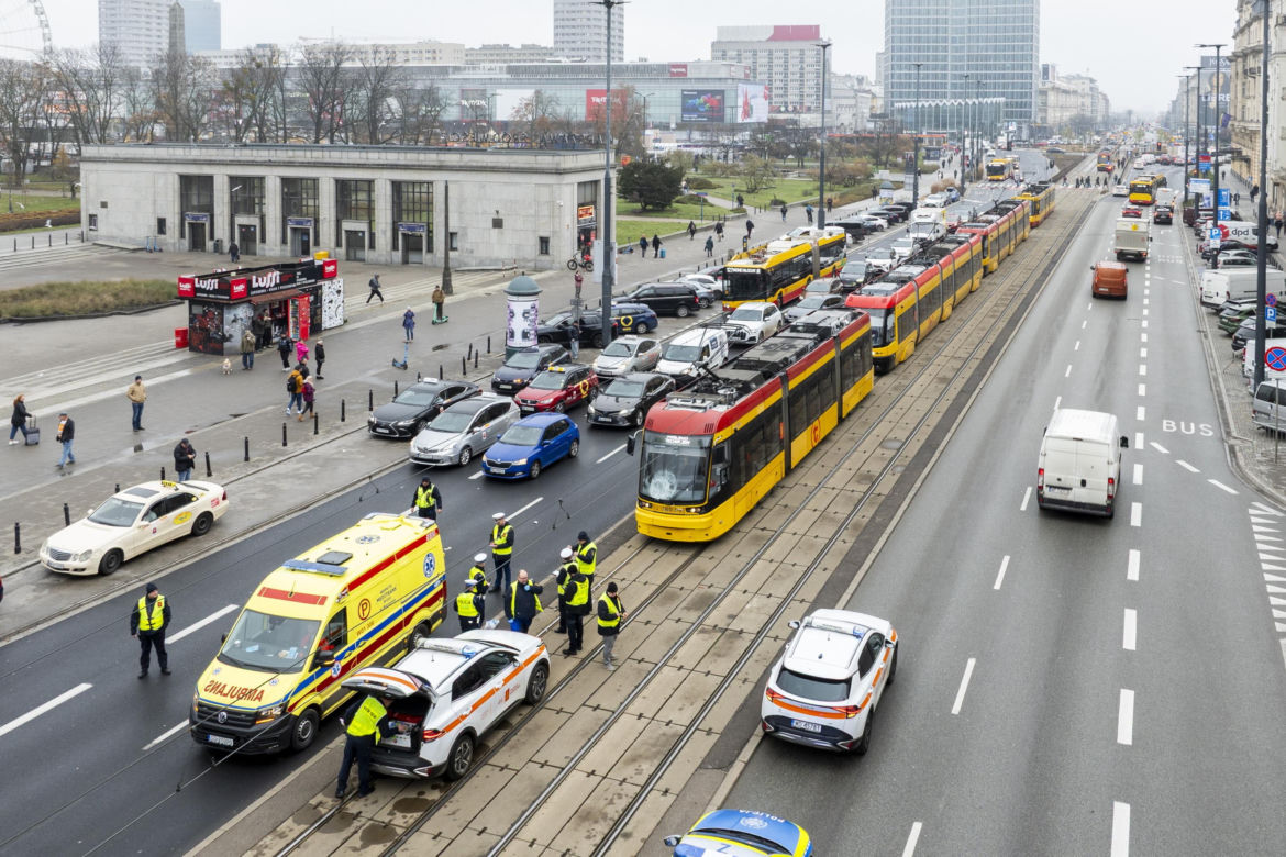 Potrącenie pieszego przez tramwaj w Warszawie