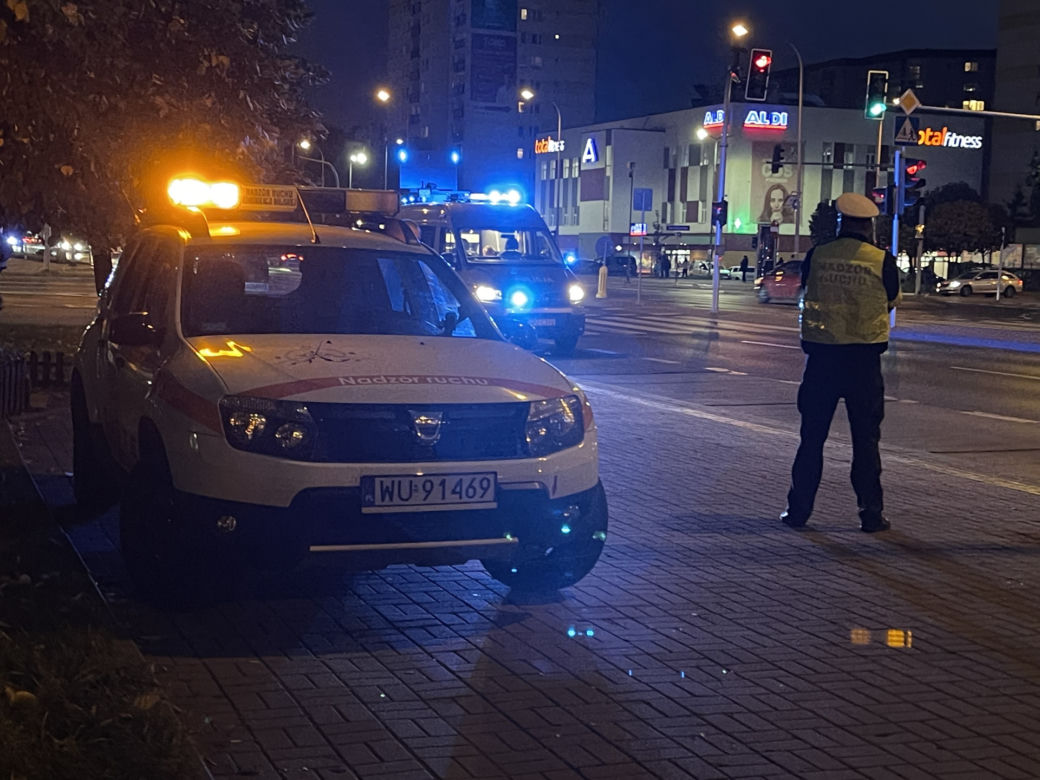 Miejski autobus potrącił pieszą na Gocławiu. Poszkodowana trafiła do szpitala