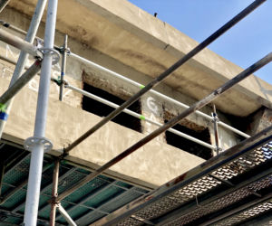 Betonowe płyty świetnie odzwierciedlają oryginał budowli, a szalejące obok morze dodaje mrocznego charakteru.  