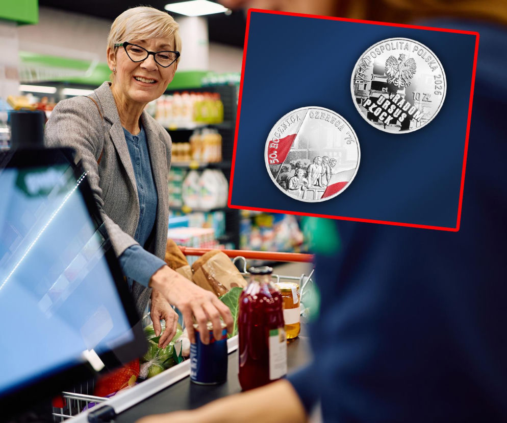 Uśmiechnięta starsza kobieta skanująca produkty w sklepie. Na pierwszym planie moneta kolekcjonerska NBP upamiętniająca Czerwiec '76. O wydarzeniach związanych z nową emisją monety kolekcjonerskiej przeczytasz na portalu Super Biznes.