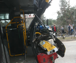 Autobus skosił drzewo
