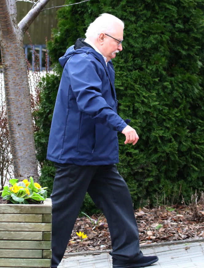 Wiosenny Lech Wałęsa na wielkanocnej mszy