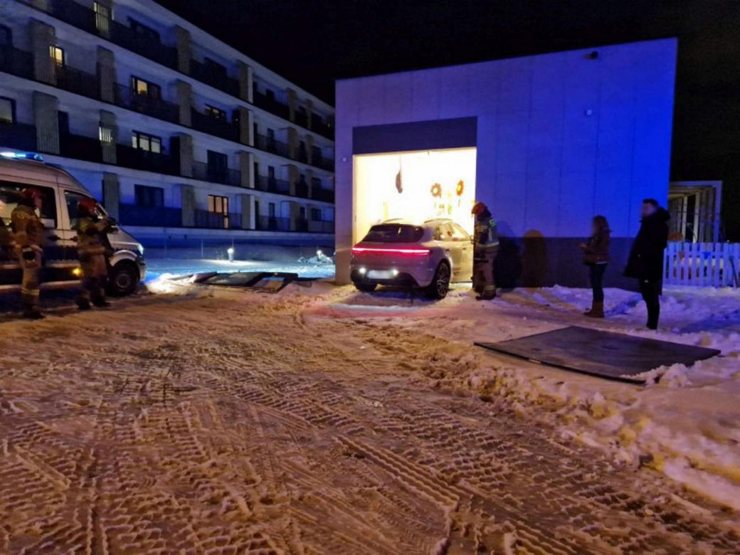 Porsche wjechało do żłobka. Kierująca pomyliła gaz z hamulcem