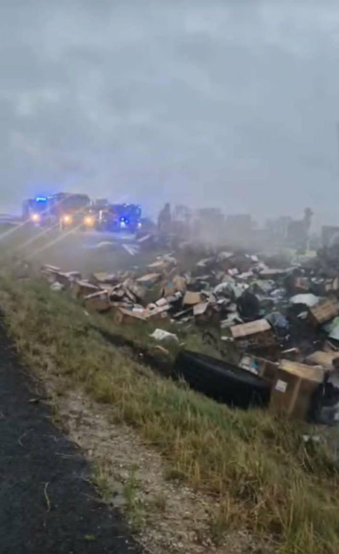 Duże utrudnienia na autostradzie A2 spowodował we wtorkowy poranek 21 lipca pożar naczepy ciężarówki.