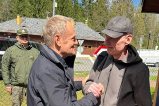 Andrzej Poczobut wolny. Tusk pokazał zdjęcie: Witaj w polskim domu, Przyjacielu