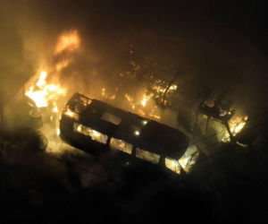 Potężny pożar zakładu pod Krakowem. Spłonęły autobusy i ciągnik rolniczy