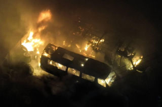 Potężny pożar zakładu pod Krakowem. Spłonęły autobusy i ciągnik rolniczy