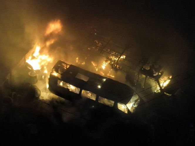 Potężny pożar zakładu pod Krakowem. Spłonęły autobusy i ciągnik rolniczy