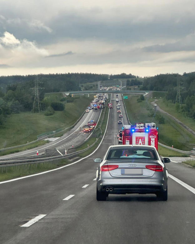 Tragiczny wypadek na S7 w Łącznej. Nie żyje kobieta, dwie osoby ranne
