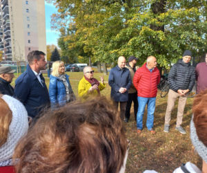 W młodym parku w Lesznie posadzono kolejne drzewa. Każde ma swoją tabliczkę