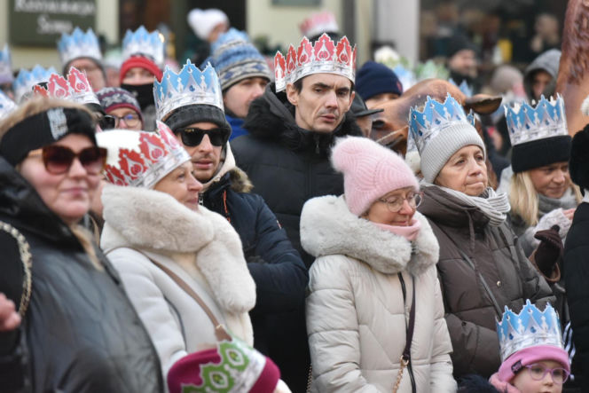 Orszak Trzech Króli 2026 w Toruniu. Zdjęcia z samego serca starówki